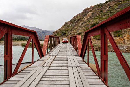 Téléchargez les photos : Pont sur la rivière au parc national Los Glaciers, El Chalten, Argentine - en image libre de droit