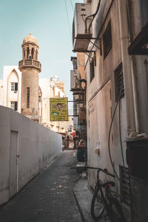 Téléchargez les photos : Rue étroite à Manama vieille ville Bahreïn - en image libre de droit