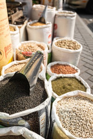 Téléchargez les photos : Haricots et céréales sur le marché arabe à Bahreïn Manama Souq - en image libre de droit