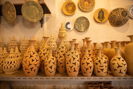 Variedad de productos de cerámica en la tienda de cerámica en Manama Bahréin