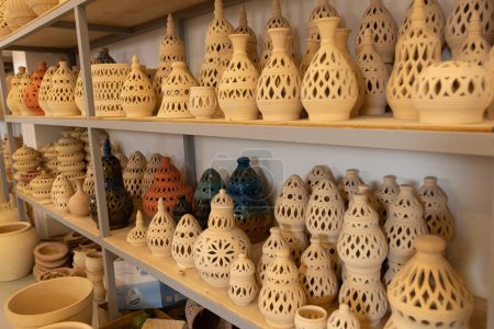 Vielfalt an Keramikprodukten im Töpferladen in Manama Bahrain