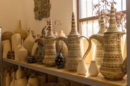 Vielfalt an Keramikprodukten im Töpferladen in Manama Bahrain
