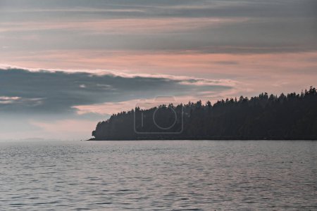 Vista del atardecer sobre la costa del Pacífico en Columbia Británica Canadá