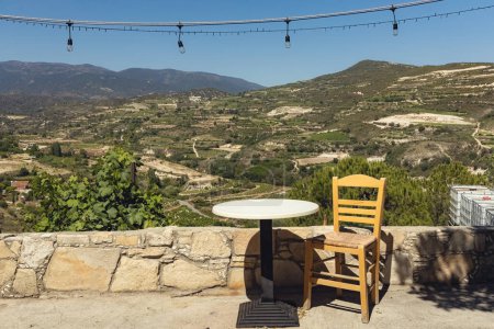Preciosa mesa con vista a la montaña en la bodega en Chipre
