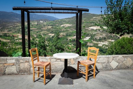 Schöner Tisch mit Bergblick bei Weingut in Zypern