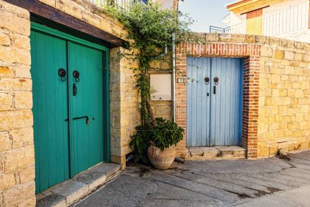 Téléchargez les photos : Omodos petite ville de montagne à Chypre, vieilles maisons et rue étroite, Chypre - en image libre de droit
