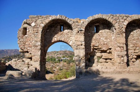 Téléchargez les photos : Château avec anciennes fortifications dans le village de Kapikiri sur le lac de Bafa à Mugla, Turquie - en image libre de droit