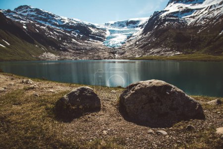 Téléchargez les photos : Lac Svartisvatnet en Helgeland en Norvège, depuis le glacier Svartisen. - en image libre de droit