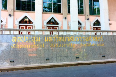Téléchargez les photos : BANGKOK THAÏLANDE-29 FÉVRIER 2024 : Auditorium universitaire Thammasat (Tha Prachan) sur BANGKOK THAÏLANDE-29 FÉVRIER 2024 - en image libre de droit