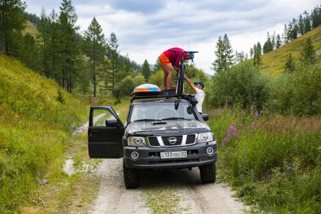 Téléchargez les photos : Jeune homme conduisant un vélo sur une belle route de montagne en été - en image libre de droit