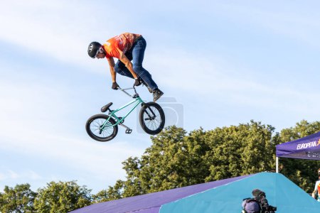 Téléchargez les photos : Munich, Germany - Aug 11, 2022: Riders compete at the BMX Freestyle European Championsships at Olympiapark in Munich, Germany. Men's qualifiacation - en image libre de droit