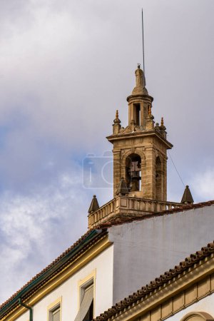 Téléchargez les photos : Cordoue, Espagne - 02 novembre 2022 : Église San Lorenzo à Cordoue, Andalousie, Espagne. Il a été construit entre 1244 et 1300 dans un style de transition entre l'architecture romane et gothique. - en image libre de droit
