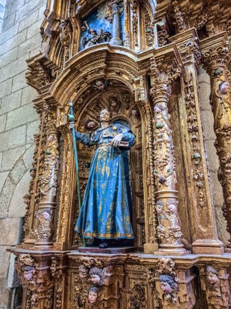 Foto de Interior del monasterio de Oseira en Ourense, Galicia, España. Monasterio de Santa Maria la Real de Oseira. Monasterio trapense. Edificios arqueados y fuente. - Imagen libre de derechos