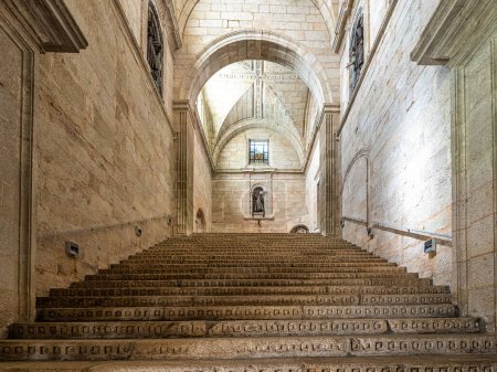 Innenraum des Klosters von Oseira in Ourense, Galizien, Spanien. Kloster Santa Maria la Real de Oseira. Trappistenkloster. Gewölbegebäude und Brunnen.