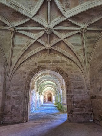 Interior del monasterio de Oseira en Ourense, Galicia, España. Monasterio de Santa Maria la Real de Oseira. Monasterio trapense. Edificios arqueados y fuente.