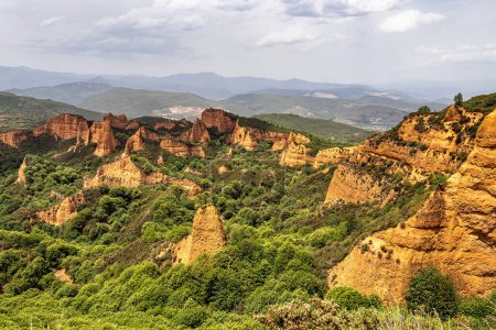 Foto de Spectacular landscape of las Medulas, ancient gold mine in Spain. It is unesco world heritage site. Roman mine in El Bierzo county. Cultural landscape. - Imagen libre de derechos