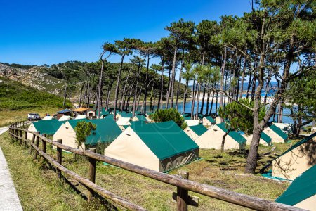 Téléchargez les photos : Camping sur le Parc Naturel des Îles Cies au large des côtes de Vigo en Galice, Espagne. Le camping Cies est à 150 pieds de la plage et dispose de 800 emplacements de camping. - en image libre de droit