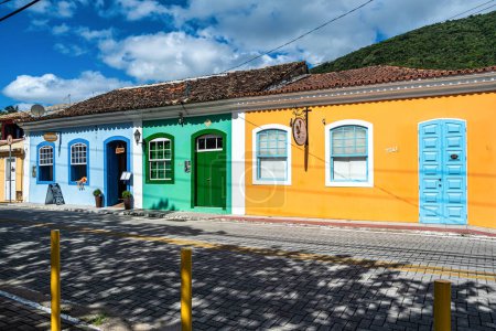 Foto de Antiguas casas coloridas en la arquitectura colonial portuguesa en Ribeirao da Ilha, Florianopolis, Santa Catarina, Brasil. - Imagen libre de derechos