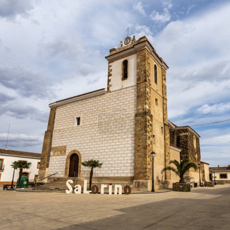 Téléchargez les photos : Salorino, Espagne - 01 Mar 2023 : Eglise Parroquia San Ildefonso dans le village de Salorino en Espagne, Europe - en image libre de droit