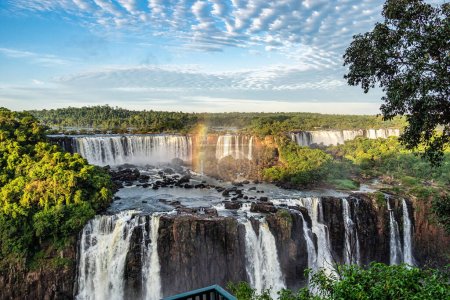 Iguazu-Wasserfälle, die größte Wasserfallserie der Welt, an der brasilianisch-argentinischen Grenze gelegen, Blick von brasilianischer Seite, eines der sieben Naturwunder der Welt