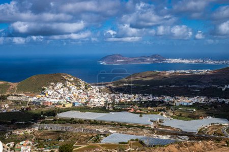 Foto de Vista panorámica de Arucas en la isla de Gran Canaria, Islas Canarias en España. Visto desde Mirador de la Montana de Arucas - Imagen libre de derechos