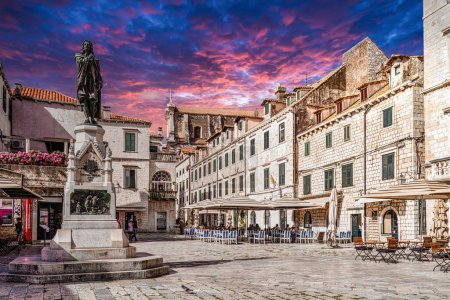 Téléchargez les photos : Dubrovnik, Croatie - 21 juin 2022 : Statue en bronze d'Ivan Gundulic à Dubrovnik en Croatie. Ivan Gundulic, 1589-1638, est le plus célèbre poète baroque croate de la République de Raguse. - en image libre de droit