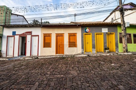 Foto de Fachadas de antiguas casas coloniales de colores en la ciudad de Mucuge, Chapada Diamantina, Bahía en Brasil. - Imagen libre de derechos