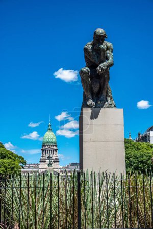 Foto de Estatua del Pensador por Auguste Rodin fuera de la cúpula verde Congreso Nacional Argentino, Plaza Congreso, Buenos Aires, Argentina - Imagen libre de derechos