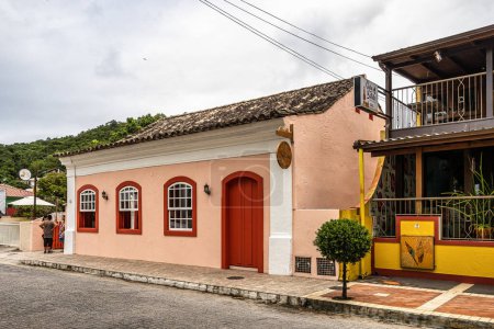 Téléchargez les photos : Maisons typiquement coloniales portugaises à Santo Antonio de Lisboa village, Florianopolis, Brésil. Une destination touristique à Florianopolis - en image libre de droit