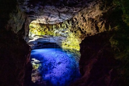 Foto de El agua azul de Poco Encantado o Pozo Encantado, en una cueva en Itaete, Parque Nacional Chapada Diamantina, un área protegida ambiental en el Estado de Bahía, Brasil - Imagen libre de derechos