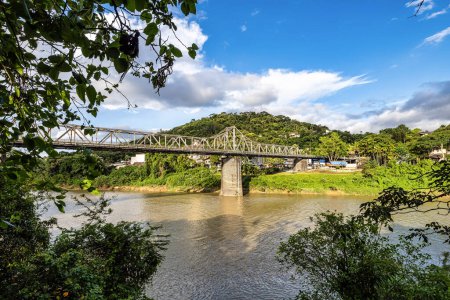 Foto de El puente de hierro en Blumenau, Santa Catarina en Brasil. Ponte De Ferro, también Ponte Aldo Pereira de Andrade - Imagen libre de derechos