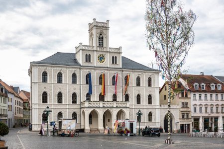 Téléchargez les photos : Weimar, Allemagne - 10 mai 2023 : Hôtel de ville ou hôtel de ville néo-gothique de Weimar en Allemagne sur la place du marché, avec balcon et tour de l'horloge. - en image libre de droit