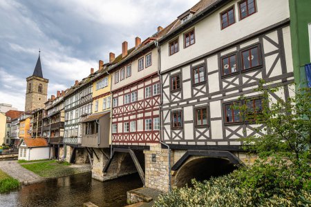 Kaufmannsbrücke, Kraemerbrücke in Erfurt, Deutschland. Es wurde 1325 erbaut. Die einzige Brücke nördlich der Alpen, die komplett mit Häusern überbaut ist