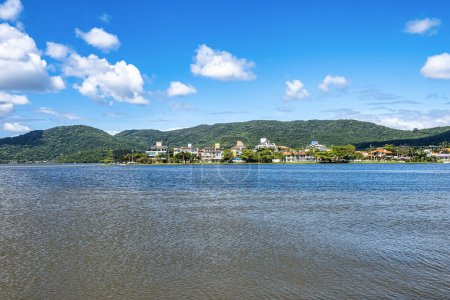 Téléchargez les photos : Vue panoramique de la lagune de Conceicao, lac de Conception près de Florianopolis, État de Santa Catarina au Brésil - en image libre de droit