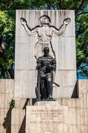 Téléchargez les photos : Statue de Don Pedro de Mendoza, fondateur de Buenos Aires dans le parc Lezama à Buenos Aires en Argentine - en image libre de droit