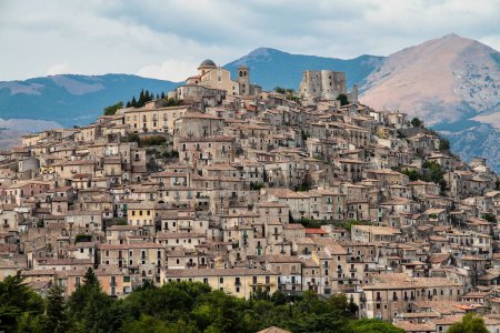 Das alte Dorf Morano Calabro, Kalabrien, Italien mit dem Pollino-Massiv im Hintergrund