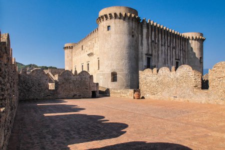 Die normannische Burg in Saint Severina, Kalabrien in Italien. Castello normanno in Santa Severina