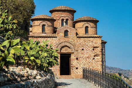 Téléchargez les photos : La Cattolica di Stilo est une église byzantine de la commune de Stilo, dans la province de Reggio, en Calabre. C'est un monument national. - en image libre de droit