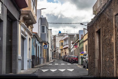 Foto de Arucas, Gran Canaria, España - 18 / 02 / 2023: Vista de las calles de la ciudad de Arucas, Gran Canaria en España - Imagen libre de derechos