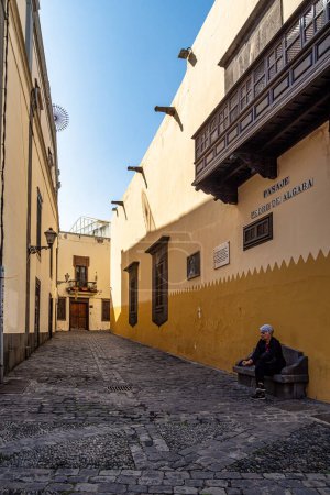 Foto de Las Palmas, España - 22 de febrero de 2023: Pequeña calle peatonal empedrada con fachadas coloridas de casas en el casco antiguo de Vegueta. Las Palmas, Gran Canaria, España - Imagen libre de derechos
