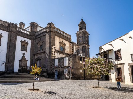 Foto de Las Palmas, España - 22 de febrero de 2023: Catedral de Santa Ana de Canarias en Las Palmas de Gran Canaria, España. Edificio de la catedral gótica situado en una plaza pintoresca - Imagen libre de derechos