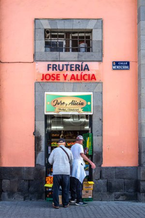 Foto de Las Palmas, España - 22 de febrero de 2023: Pequeña calle peatonal empedrada con fachadas coloridas de casas en el casco antiguo de Vegueta. Las Palmas, Gran Canaria, España - Imagen libre de derechos