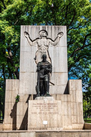 Téléchargez les photos : Statue de Don Pedro de Mendoza, fondateur de Buenos Aires dans le parc Lezama à Buenos Aires en Argentine - en image libre de droit