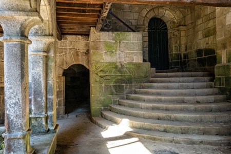 Foto de Nogueira, España - 04 / 07 / 2023: Monasterio gótico románico de Santo Estevo de Ribas de Sil, ahora Parador Nacional de Nogueira de Ramuin, Galicia en España - Imagen libre de derechos