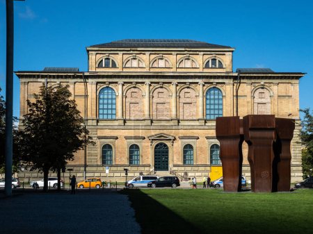 Téléchargez les photos : Munich, Allemagne - 19 sept. 2023 : Vue du palais historique et musée Alte Pinakothek à Munich en Bavière, Allemagne - en image libre de droit