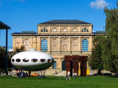 Téléchargez les photos : Munich, Allemagne - 19 sept. 2023 : Vue du palais historique et musée Alte Pinakothek à Munich en Bavière, Allemagne - en image libre de droit
