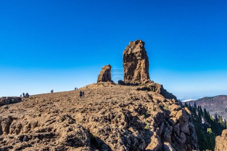 Foto de Gran Canaria, España - 16 de febrero de 2023: Vista del paisaje en la montaña Roque Nublo en Gran Canaria, España. Hermoso panorama natural. - Imagen libre de derechos