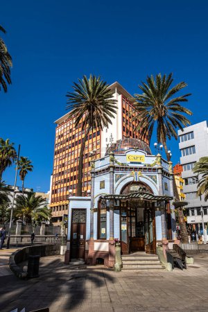 Foto de Las Palmas, España - 22 / 02 / 2023: Café en estilo secesional en el Parque San Telmo en Las Palmas de Gran Canaria en España - Imagen libre de derechos
