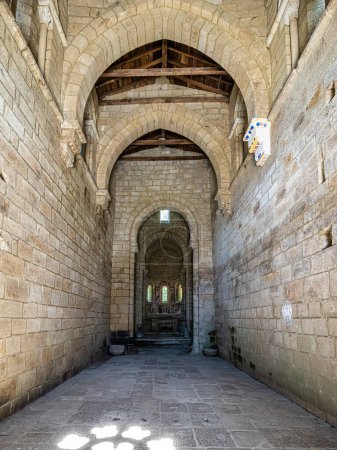 Foto de Nogueira, España - 04 / 07 / 2023: Monasterio gótico románico de Santo Estevo de Ribas de Sil, ahora Parador Nacional de Nogueira de Ramuin, Galicia en España - Imagen libre de derechos