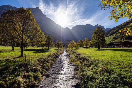 Téléchargez les photos : Vue d'automne des érables à Ahornboden, montagnes Karwendel, Tyrol, Autriche - en image libre de droit